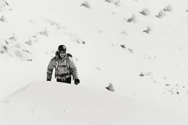 徒步在雪山上的男人 — 图库照片