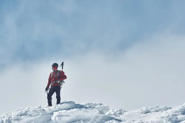 Ο άνθρωπος πεζοπορία στα χιονισμένα βουνά — Φωτογραφία Αρχείου