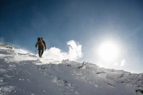 徒步在雪山上的男人 — 图库照片