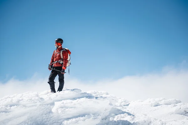 Mannen vandring på snöiga berg — Stockfoto