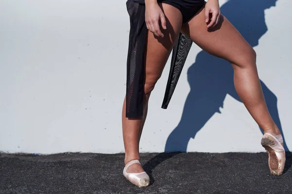 Cropped Unrecognizable Female Dancer Black Costume Pointe Shoes Performing Posture — Fotografia de Stock