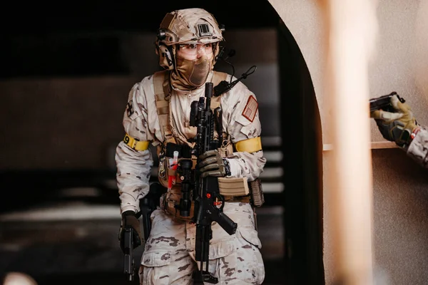 Солдат Стреляет Воздушного Пистолета Время Тактической Игры — стоковое фото