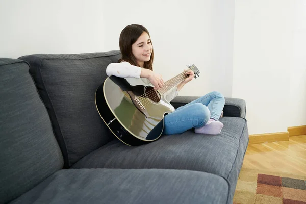 Jovencita Aprendiendo Hermana Tocar Guitarra Sofá Casa — Foto de Stock