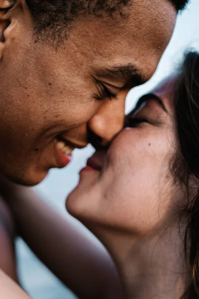 Africano Americano Viajante Masculino Beijando Sincero Parceiro Feminino Contra Oceano — Fotografia de Stock