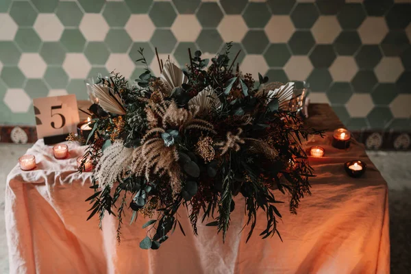 Blühende Blumen Auf Tischdecke Mit Zahl Und Brennende Kerzen Zierwand — Stockfoto