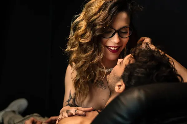 Vista Lateral Mujer Sensual Con Labios Rojos Mirando Novio Apasionadamente — Foto de Stock