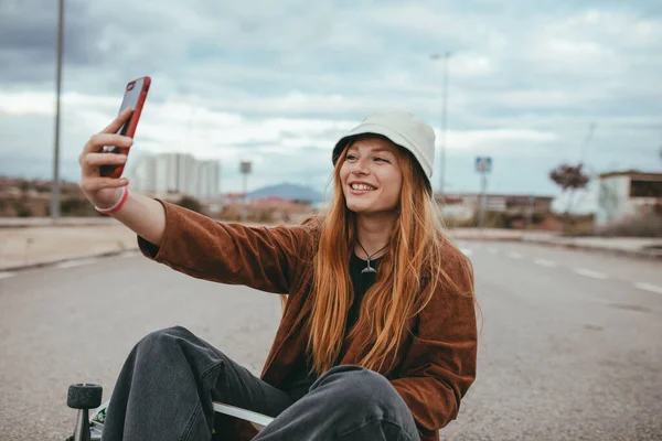 Adolescente Feliz Sexo Feminino Com Longos Cabelos Vermelhos Roupa Moda — Fotografia de Stock