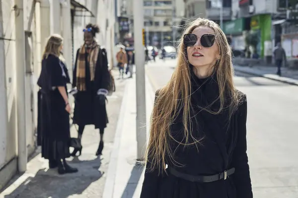 Joven Rubia Vestida Con Elegante Ropa Negra Gafas Sol Carretera — Foto de Stock