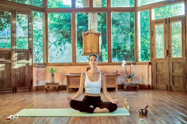 Junge Konzentrierte Frau Mit Geschlossenen Augen Praktiziert Yoga Mit Überkreuzten — Stockfoto