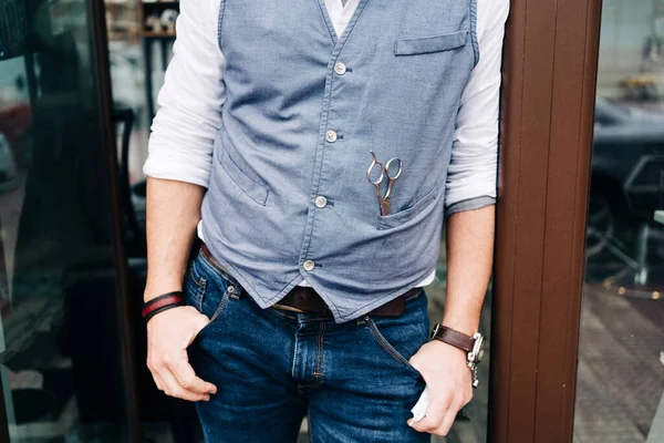 Cropped Unrecognizable Adult Bearded Male Beauty Master Hands Pockets Door — 图库照片