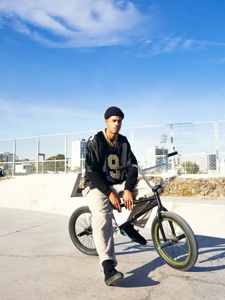 Young Ethnic Hipster Male Athlete Cool Wear Sitting Bmx Bike — 图库照片