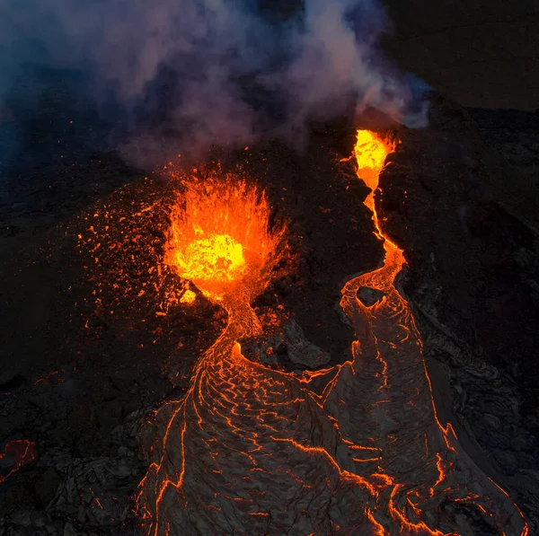 岩浆从火山孔中喷出 像熔岩流一样在冰岛地面上奔流 — 图库照片