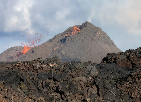 Vista Laterale Del Magma Scintilla Dal Buco Del Vulcano Scorre — Foto Stock