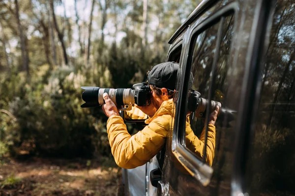 Sidovy Äventyrlig Fotograf Som Tar Bilder Inifrån Sin Road Bil — Stockfoto