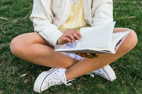 Обрезанная Неузнаваемая Женщина Сидящая Парке Читающая Интересную Книгу Летом — стоковое фото