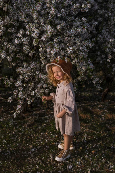 Adorable Petit Enfant Souriant Robe Debout Près Arbre Fleuri Avec — Photo
