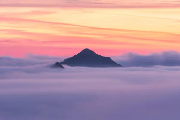Impresionante Paisaje Picos Montañosos Cubiertos Nubes Bajo Colorido Cielo Del — Foto de Stock