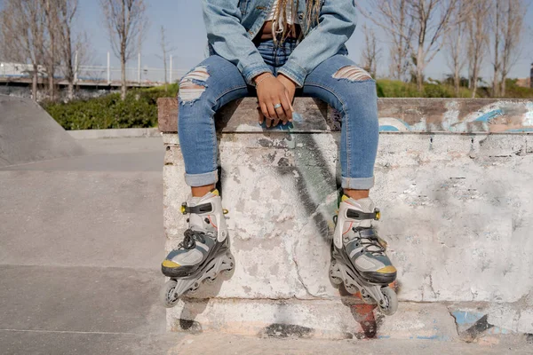 Crop Zwarte Vrouw Met Gevlochten Kapsel Rolschaatsen Zittend Helling Skate — Stockfoto