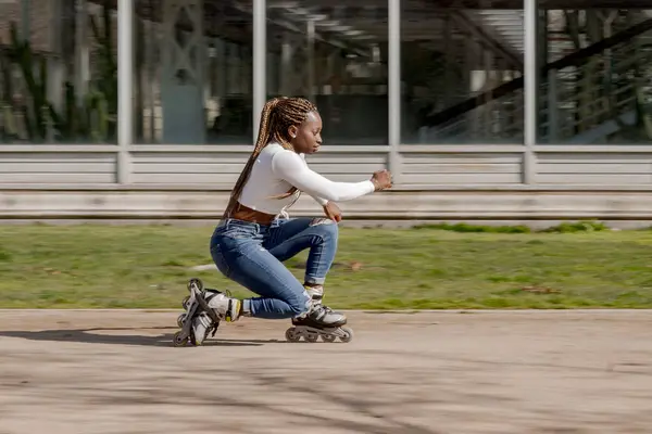 Vista Lateral Mujer Afroamericana Enfocada Patinando Largo Calle Día Soleado —  Fotos de Stock