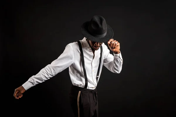 Молода Чоловіча Етнічна Чоловіча Модель Капелюсі Штанях Танцюють Чорному Тлі — стокове фото