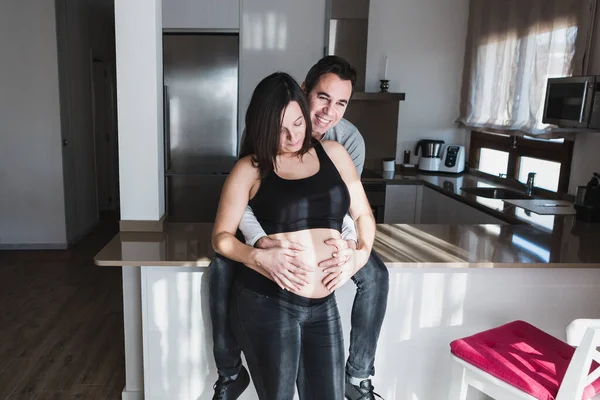 Entzückter Mann Berührt Bauch Einer Schwangeren Frau Hause Beim Gemeinsamen — Stockfoto