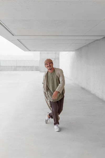 Side View Talented Male Dancer Breakdancing Spacious Passage Urban Area — Stock Photo, Image