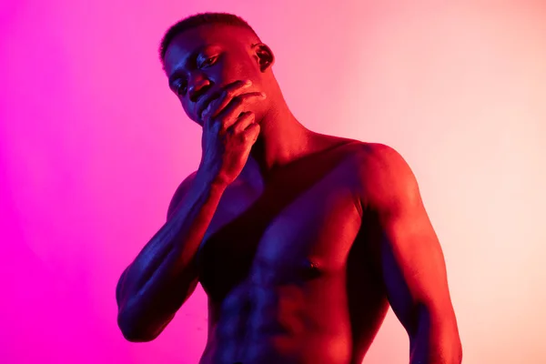 Joven Atleta Masculino Afroamericano Serio Con Torso Desnudo Mirando Cámara — Foto de Stock