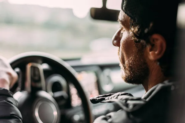 Gün Batımında Bulanık Arka Planda Sakallı Bir Adamın Araba Sürüşünün — Stok fotoğraf