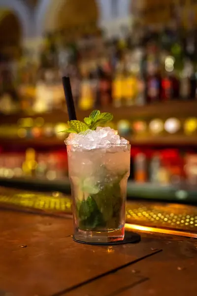 Mooie Professionele Mojito Cocktail Versierd Met Muntblaadjes Bar — Stockfoto