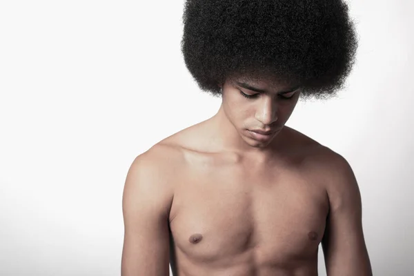 Jovem Negro Confiante Com Seis Abdominais Pack Penteado Afro Olhando — Fotografia de Stock