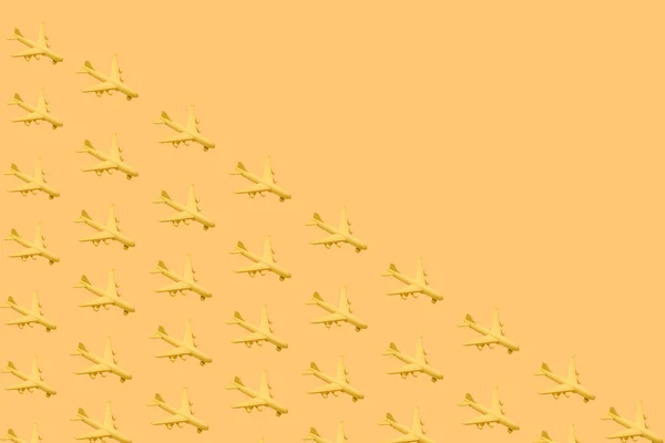 Cima Composição Muitos Pequenos Aviões Amarelos Colocados Contra Fundo Amarelo — Fotografia de Stock