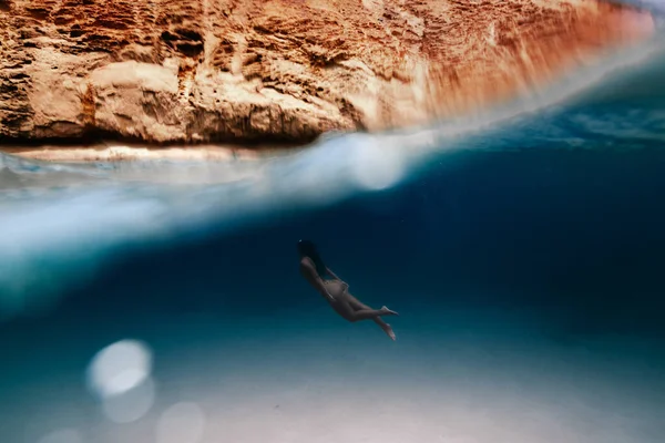 Žena Turista Plavkách Plavání Čisté Transparentní Moře Během Dovolené Slunné — Stock fotografie