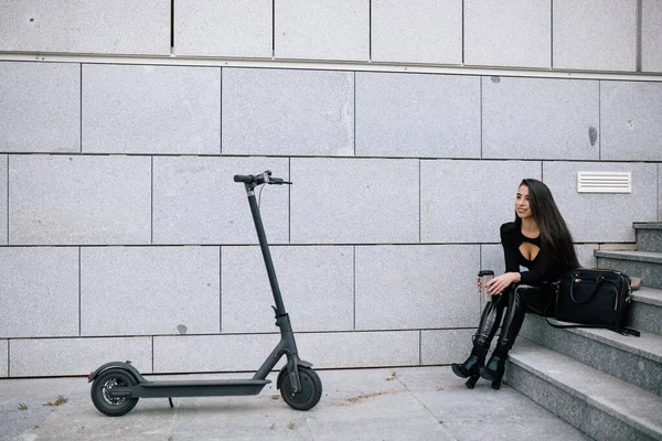 Vista Lateral Estilos Mujer Emprendedora Sentada Escalera Ciudad Cerca Scooter —  Fotos de Stock