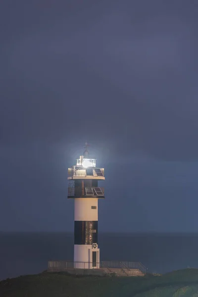 Malebná Scenérie Travnatého Pobřeží Majákem Umístěným Blízkosti Modrého Oceánu Faro — Stock fotografie