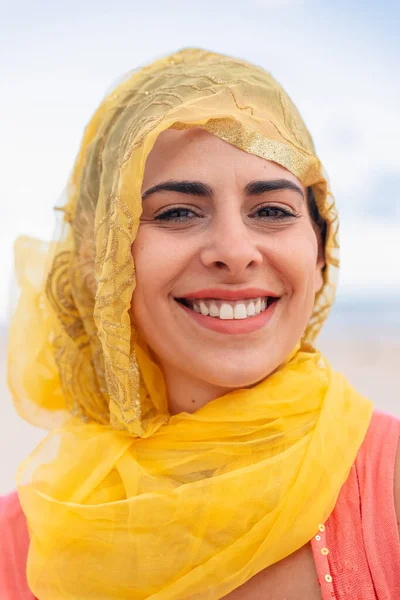 Молода Щаслива Жінка Зубною Посмішкою Дивиться Камеру Розмитому Тлі Хмарного — стокове фото