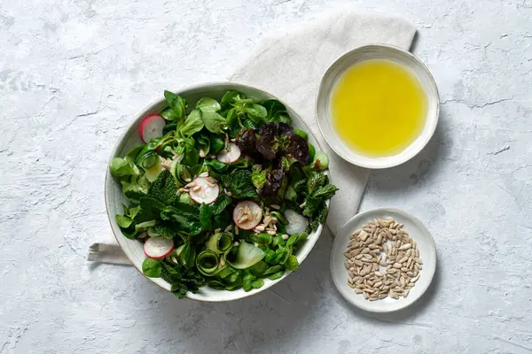 Draufsicht Auf Frischen Gesunden Gemüsesalat Schüssel Auf Dem Tisch Serviert — Stockfoto