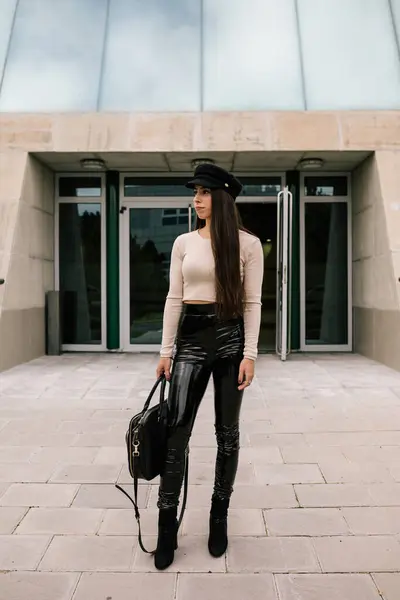 Junge Trendige Unternehmerin Steht Eingang Eines Modernen Gebäudes Der Stadt — Stockfoto