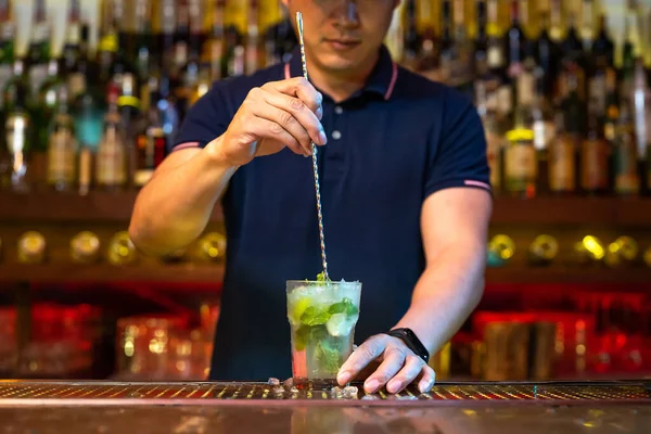 Unrecognizable Bartender Holding Glass Stirring Mojito Cocktail Bar — Stock Photo, Image