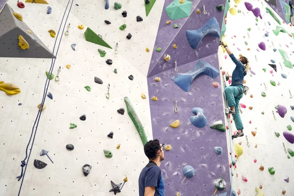 Brave Female Athlete Climbing Artificial Wall Bouldering Center Supervision Professional — Stock Photo, Image