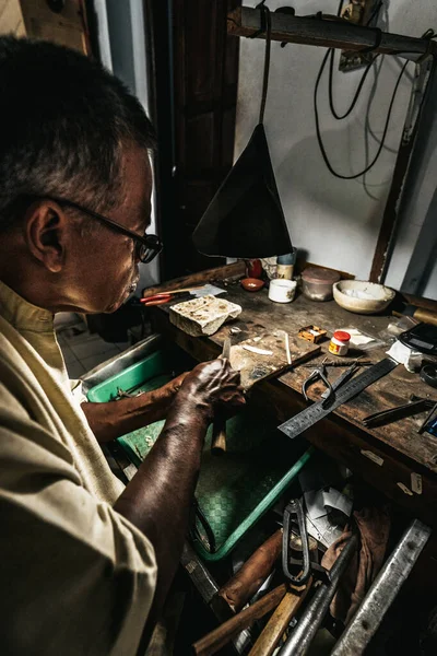 Von Oben Ein Älterer Juwelier Lässiger Kleidung Und Brille Beim — Stockfoto