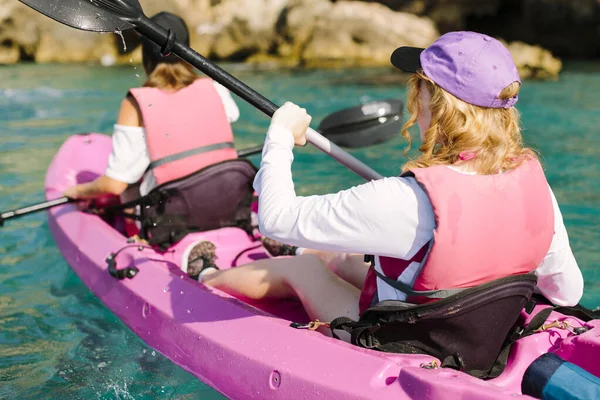 Back View Travelers Paddles Floating Turquoise Seawater Rocky Shore Sunny — 图库照片