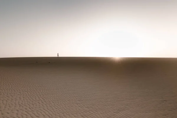 Anonimowa Turystka Spacerująca Podczas Kontemplacji Jasnego Nieba Promieniami Słońca Zmierzchu — Zdjęcie stockowe