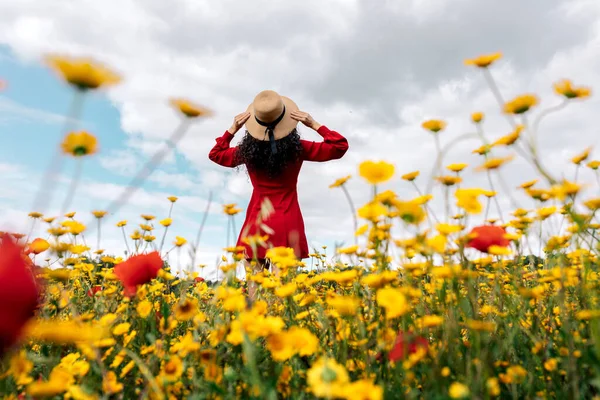 Anonymes Trendiges Weibchen Roter Uniform Steht Auf Blühendem Feld Mit — Stockfoto