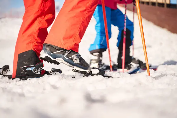 시골의 눈덮인 땅에서 스키를 스포츠 용품을 익명의 선수들의 — 스톡 사진