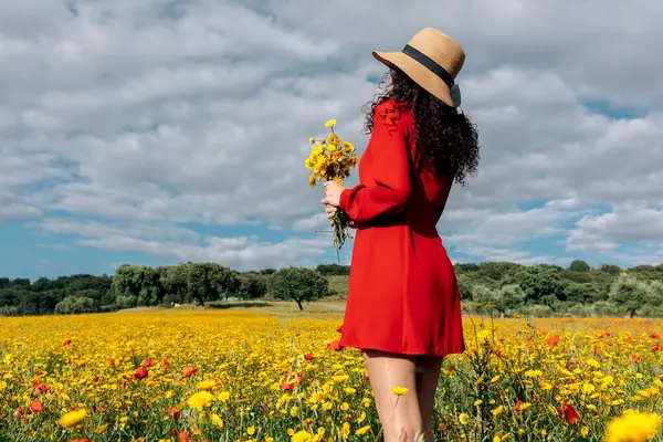 Side View Unrecognizable Elegant Female Hat Blooming Flowers Countryside Field — Stock Photo, Image