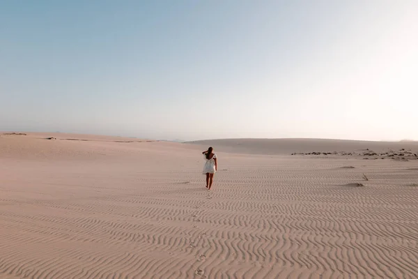 Vista Posteriore Anonima Turista Donna Abito Bianco Passeggiando Sabbia Coste — Foto Stock