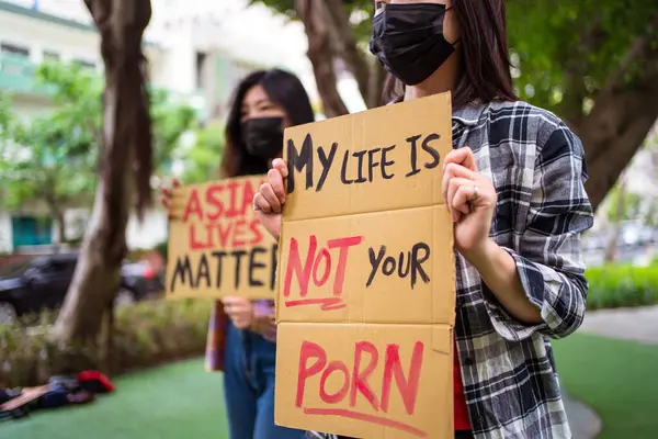 Donne Etniche Mascherate Con Manifesti Che Protestano Contro Razzismo Strada — Foto Stock