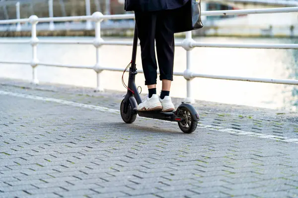 Vista Laterale Del Raccolto Femminile Anonimo Scarpe Ginnastica Cavalcando Scooter — Foto Stock