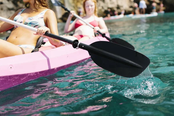 Side View Travelers Paddles Floating Turquoise Seawater Rocky Shore Sunny — Stock Photo, Image