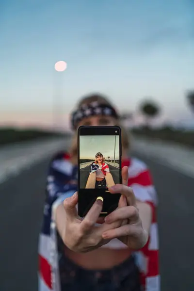 Mulher Americana Patriótica Envolta Bandeira Nacional Dos Eua Tomando Selfie — Fotografia de Stock